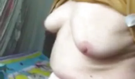 Rilassante bellezza mia moglie e una troia dell'uomo Lei è su una sedia