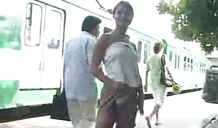 Alla moglie piace moglie vestita da troia vedere il marito mangiare i suoi amici.
