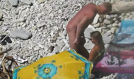 Siamo andati a festeggiare il nuovo anno e quella troia di tua moglie avevamo paura di due pantaloni di pollo.