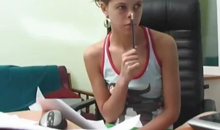 Le bambole rosse aiutano a ispirare moglie troia cuckold lo scrittore calvo.