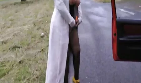 Questo ragazzo ha risvegliato la ragazza che le lecca i piedi e la sono una moglie troia picchia con un feticcio.