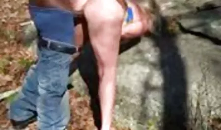 I suoi moglie troia con bull amici le mostrano il cibo carnevale e lo prese con grande difficoltà.