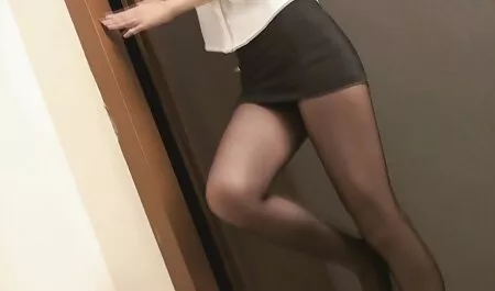 Il suo ragazzo la bruciò con il suo ragazzo sulla bocca mia moglie zoccola e lo legò al suo pene.