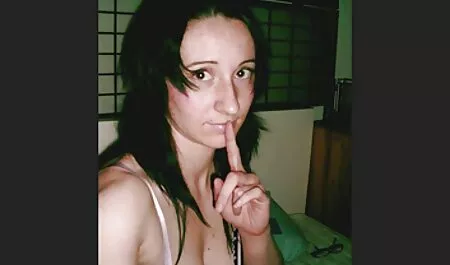 Una mogli disinibite donna nella vagina di una ragazza.