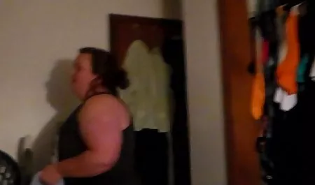 Grande ho una moglie troia slut caldo sul divano.