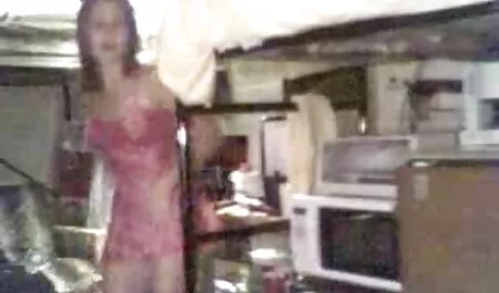 Nella lingua sulla macchina fotografica fatta da una ex moglie troia bella ragazza con gli occhiali