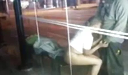 Annoiato dalla vita porno moglie zoccola familiare, il ragazzo sogna se stesso con un uomo nero.