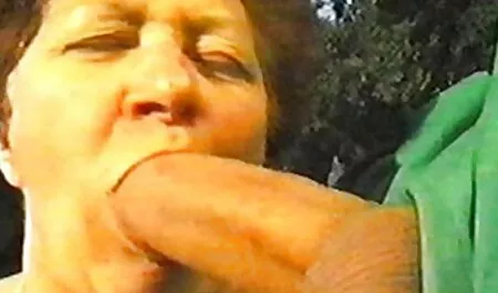 Una ragazza magra che mangia il moglie troia pompinara cazzo di un uomo in camera da letto.