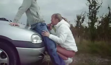 Uomo ricco ha una grande piattaforma, forte nero, e una ragazza con moglie troia esibizionista grandi tette.