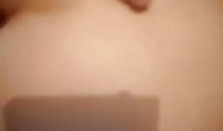 Un uomo in moglie troia in spiaggia cucina ci sono due puttane preferite.