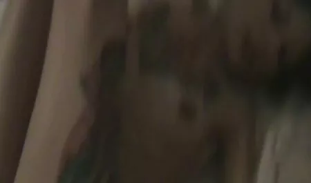 Una bella giovane donna, l'uomo sdraiato sul letto strappato. mogli libidinose