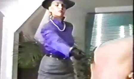L'uomo porno non mostra bellezza in un luogo pubblico. moglie troia in macchina