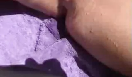 Invece di video di mogli puttane cenare, massaggiò la sua ragazza e la ruppe completamente.