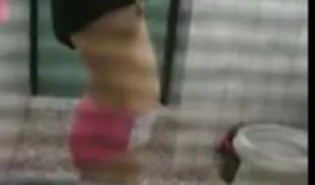 Una giovane donna con suo marito una moglie maiala ottiene il cancro in bagno.