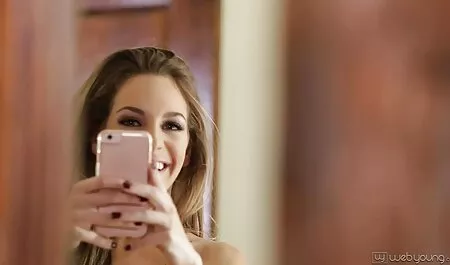 Una giovane ragazza succhia cazzi a letto per un ragazzo. troia condivisa