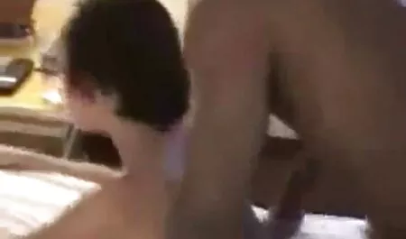 Sulla spiaggia, uno sconosciuto rilasciato per soldi per vedere una moglie troia nuda bella ragazza rilasciata