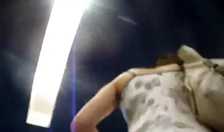 Un uomo con un grosso marito cornuto e moglie troia cazzo prende un allenatore.