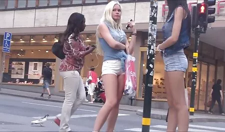 La donna con moglie troia al parcheggio la bionda guarda la finestra del suo amato marito.