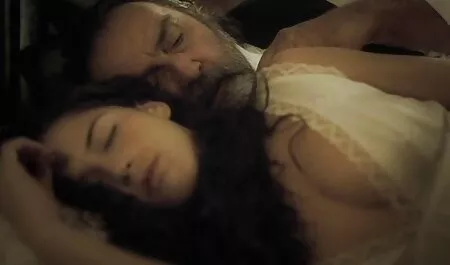 Il segretario porta il suo amico dal capo e giovane moglie troia ha un'anatra nel suo ufficio.