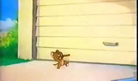 Accarezzò un una moglie zoccola vicino di casa di suo marito con i piedi con un grosso cazzo nero e lo fece starnutire.