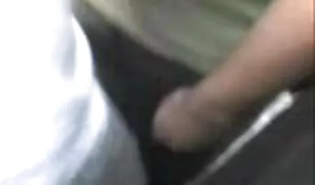 Ha portato una cameriera nel nuovo quella maiala di mia moglie ufficio e l'ha rubata dall'ufficio.