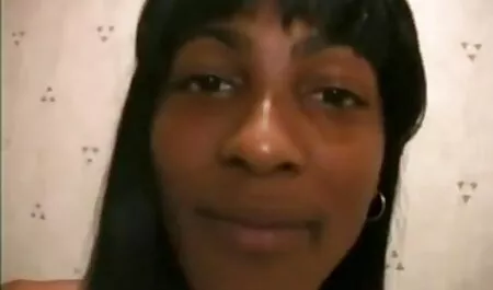 Una persona forte sa come rendere felici i suoi sentimenti, la fidanzata a letto. moglie troia in vacanza