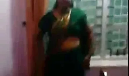 Pensa al dentista e mantieni il paziente video moglie troia negli organi della bocca.