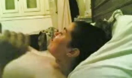 I vicini avevano divorziato da una moglie molto troia un uomo perché era in bagno.