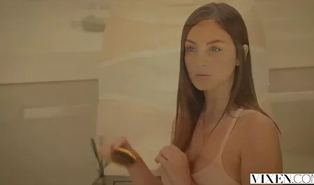 Bionda fa il suo ano strettamente premuto da moglie troia amatoriale un potente membro del suo amante.
