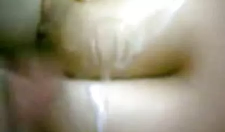Ragazzo leccata la troia moglie sua piedi e sewing su il letto un grande cazzo,