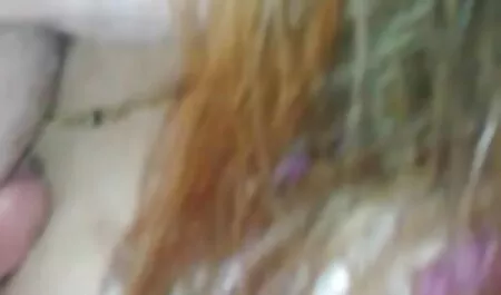 Una donna di colore ha afferrato il sentiero battuto e ha moglie troia e marito cornuto preso fantasie sessuali con lei.