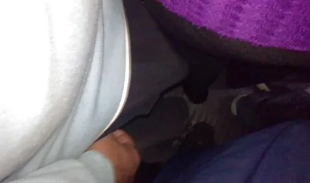 Ha invitato la ragazza ai fotografi per scaricare le foto e prestare mia moglie e una troia attenzione al suo cazzo