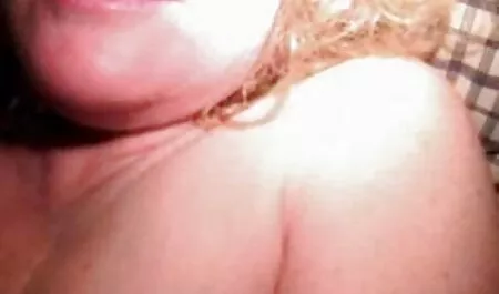 Un ragazzo moglie troia sottomessa che mangia uno strano nero.