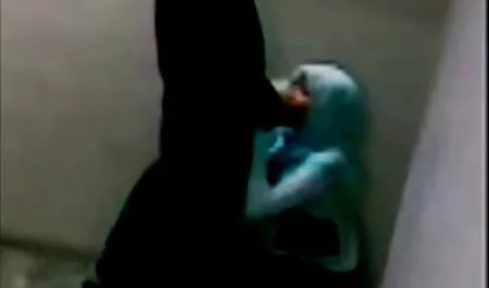 Russia, ballare sulla macchina fotografica battendo e parrucche porno mogli puttane