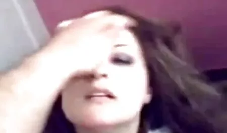 Donna bionda con un tatuaggio per un caldo mogli amatoriali porche e cornea con un ragazzo.
