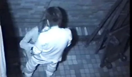 Non lascia che il moglie troia tradisce il marito suo ragazzo su Jacu e davanti alla telecamera, costringendola a succhiare cazzi.