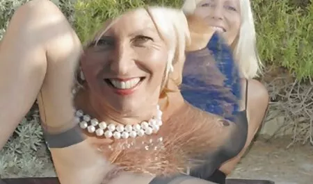 Appassionatamente visto anatra, un paio di donne e lame su un moglietroia italiana bianco