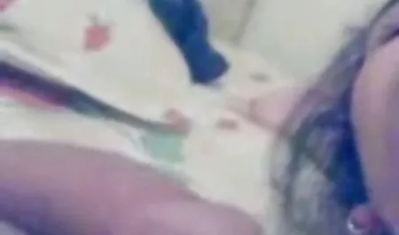 Olio lubrificante sul ghiaccio e impostare la troia di mia moglie la parte inferiore delle gambe barbabietole