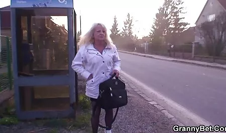 Polvere accattivante in un cappello con copertura in mogli puttane video gomma