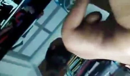Ragazza coraggiosa si masturba sulla macchina fotografica e giocare a casa porno. moglie maiala