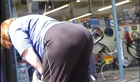 Lesbica è con un uomo con occhiali in anteriore di mia moglie e troia voi