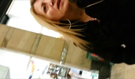 Un vicino mangia una bella bruna e la moglie troia si fa scopare masturbazione sul cappello.
