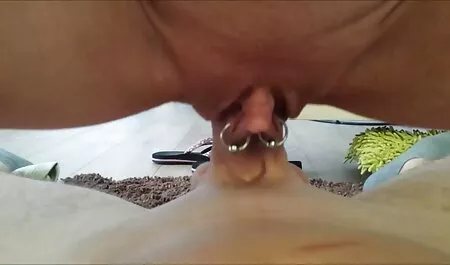 Il business moglie troia con guardoni quasi fare per una persona cara con le mani stringendo.